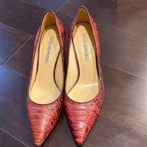 Burgeondy snake skin pumps with black heels